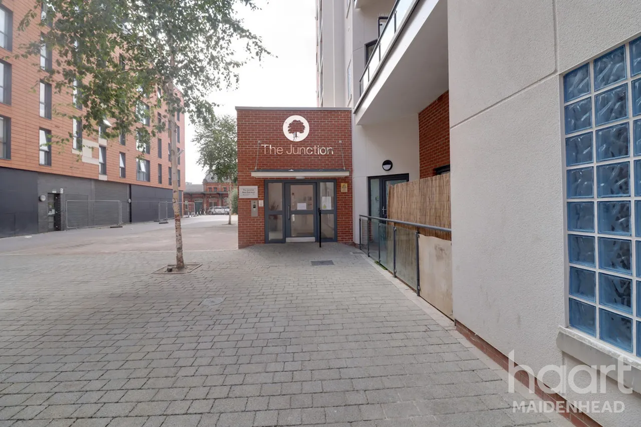 2 bed flat for sale, Grays Place, Slough, SL2