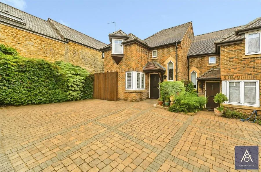 2 bed house for sale, High Street, Brackley, NN13