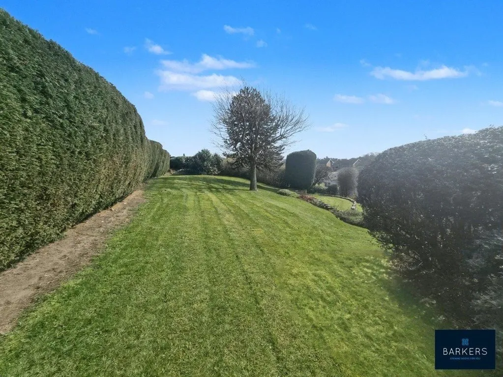 Swallow Hill, Upper Batley WF17 0QN, photo 4