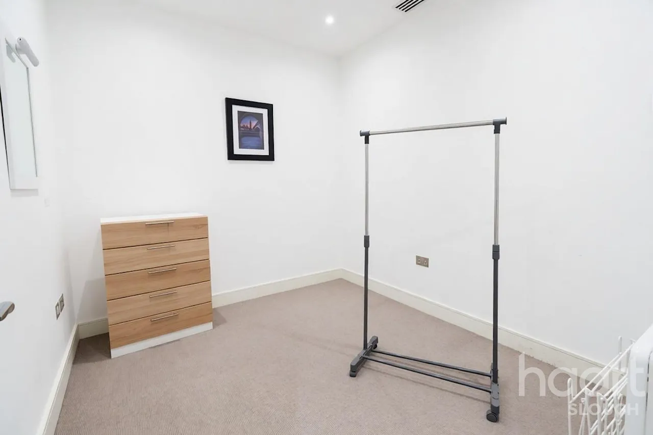Bath Road, SL1, photo 18