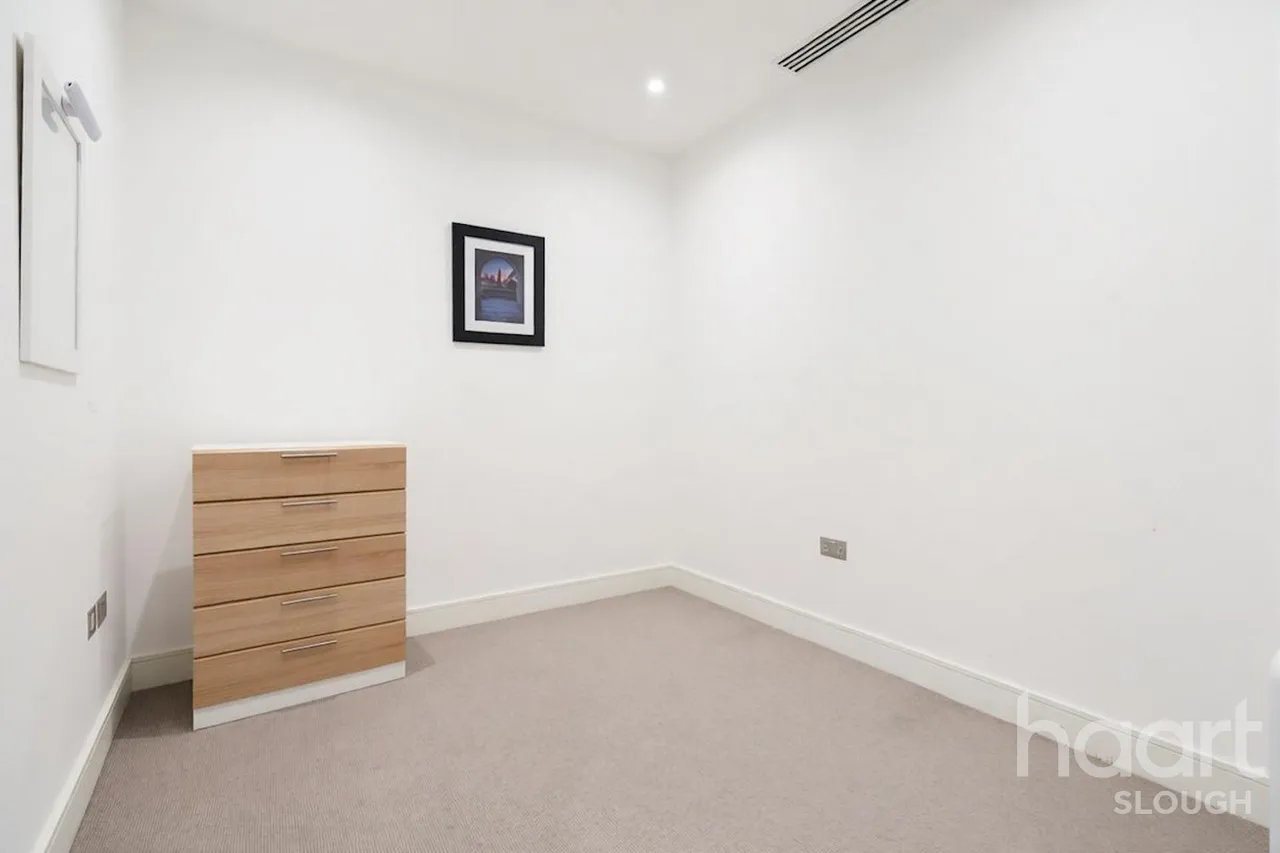 Bath Road, SL1, photo 6
