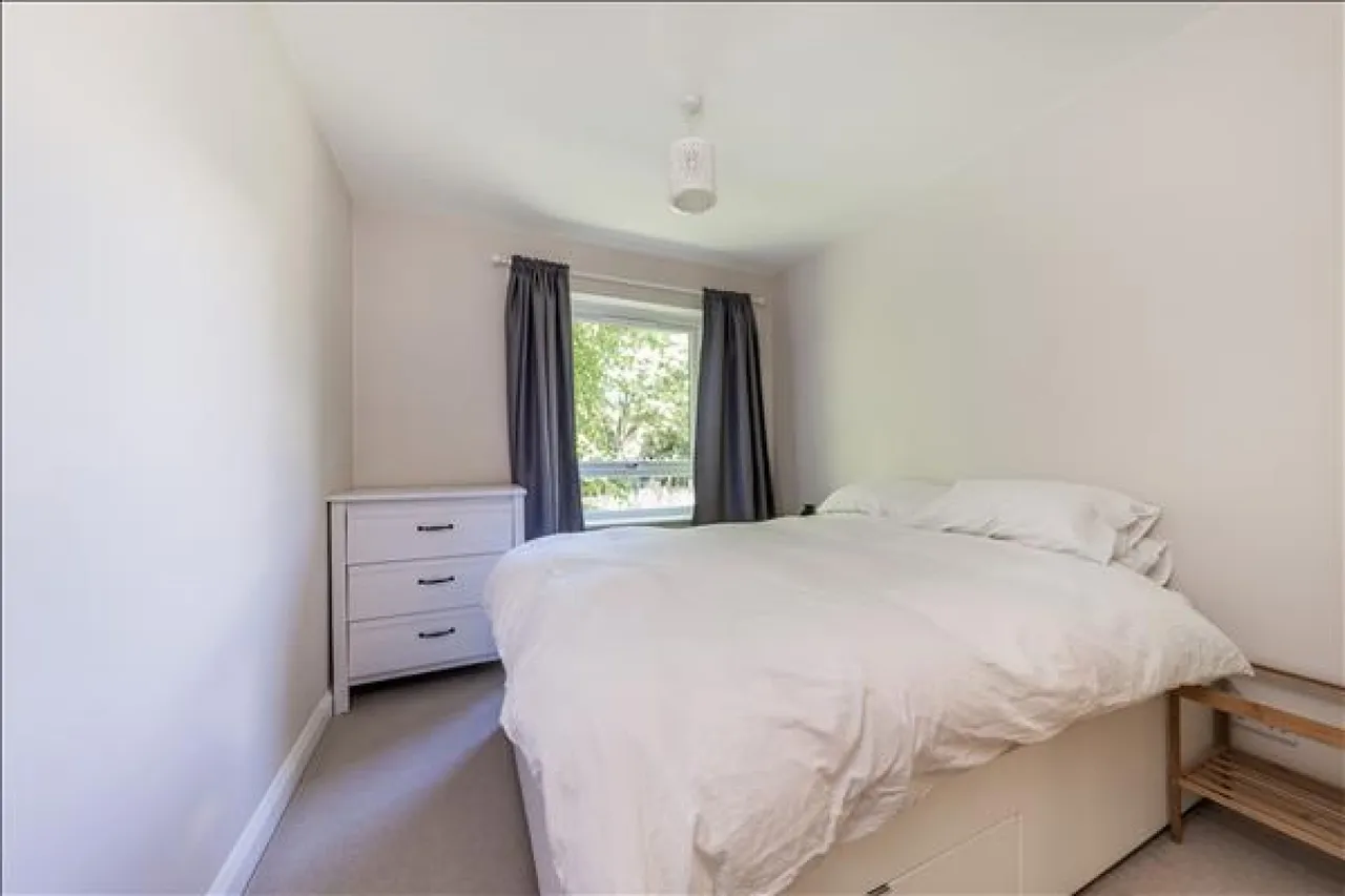Pines Court, Southfields, photo 7