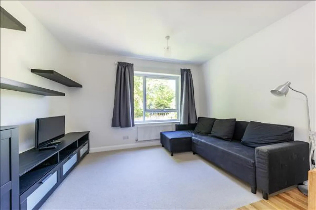 Pines Court, Southfields, photo 2