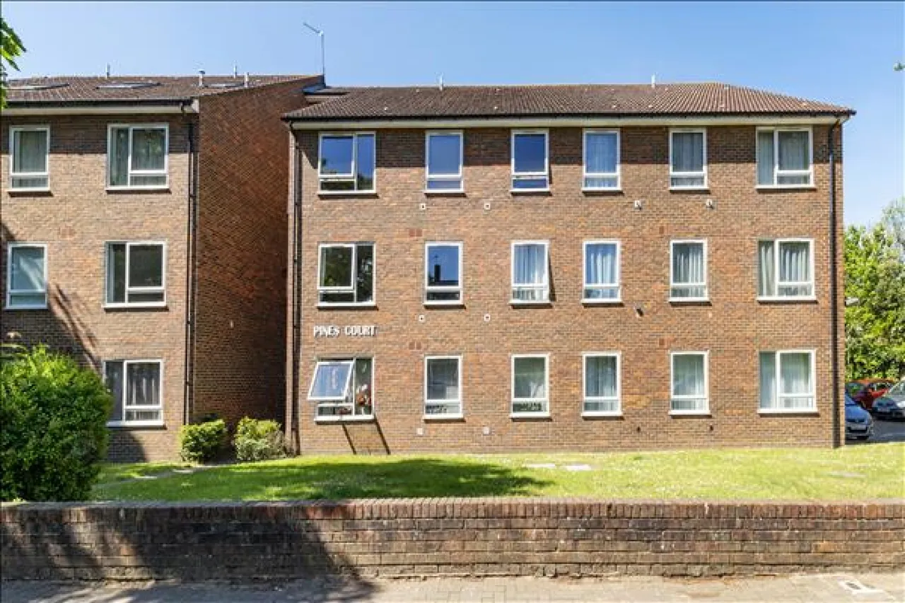 Pines Court, Southfields, photo 8