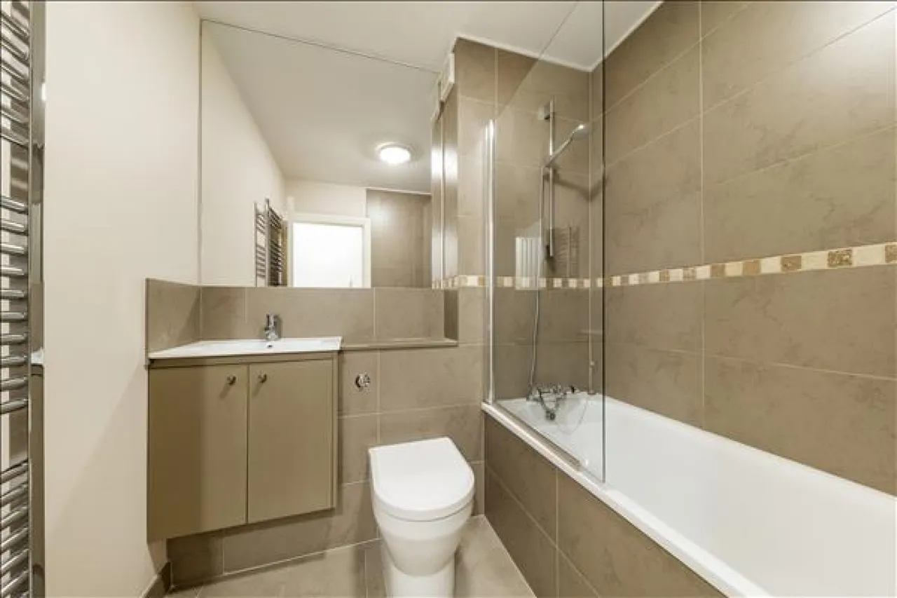 Pines Court, Southfields, photo 6