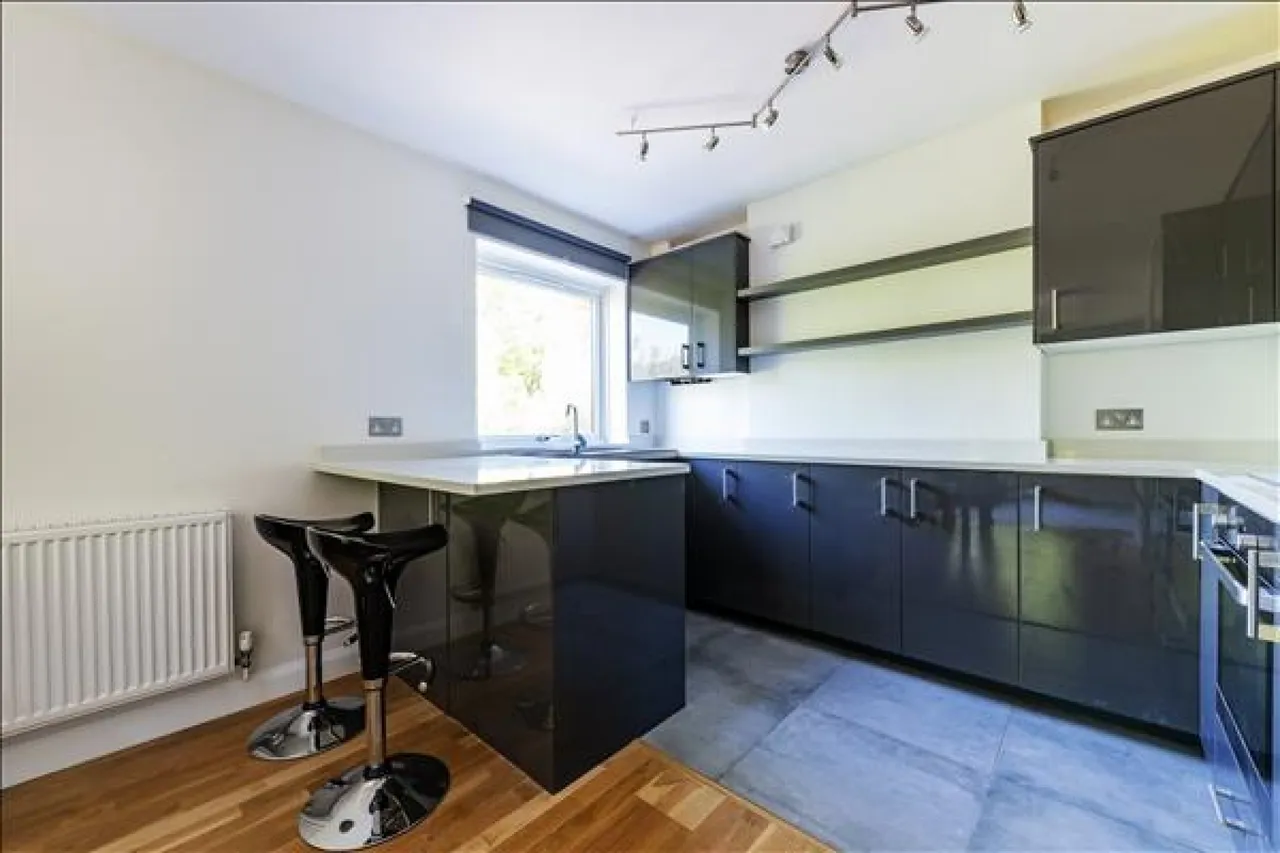 Pines Court, Southfields, photo 5