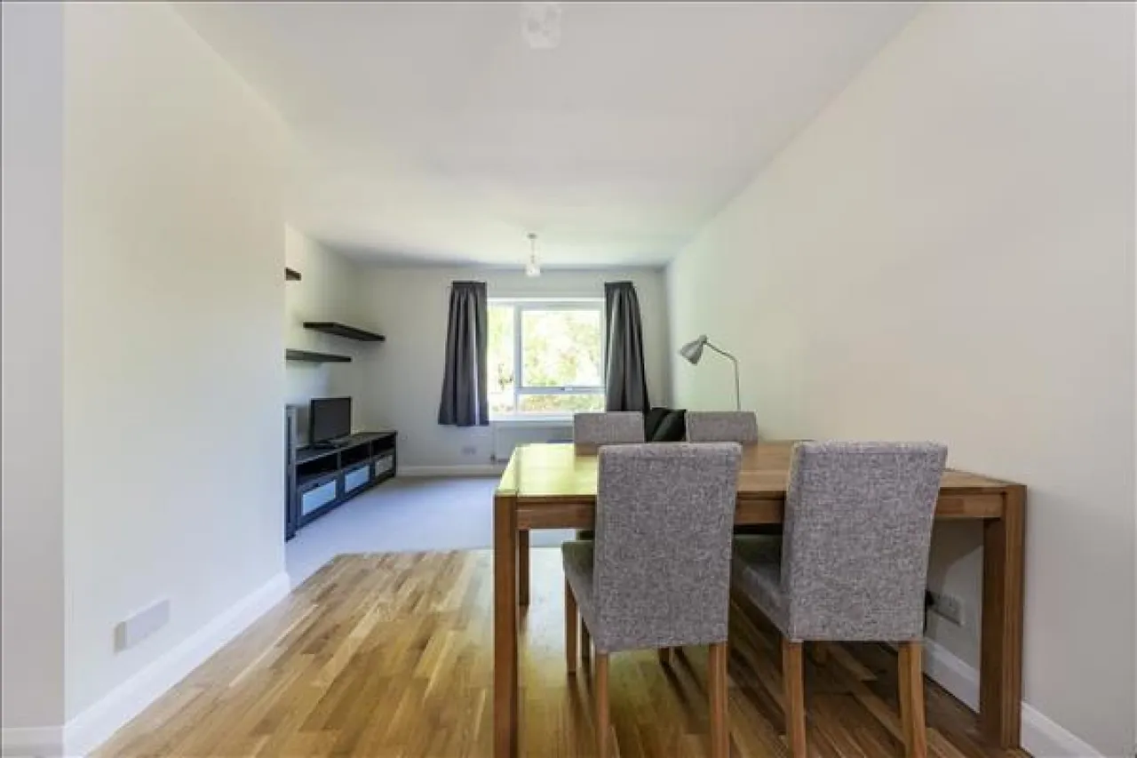 Pines Court, Southfields, photo 4