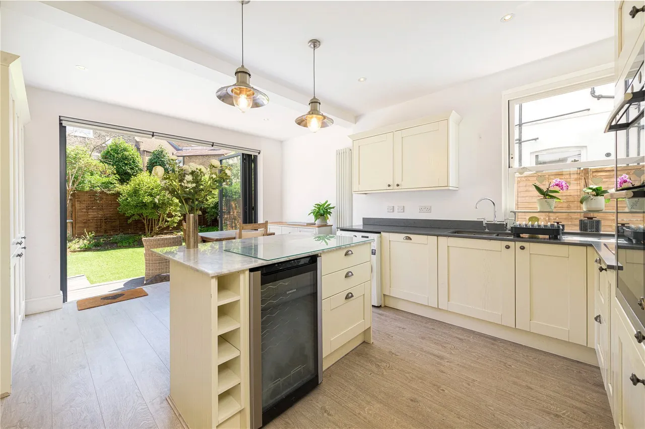2 bed flat for sale, Sisters Avenue, London, SW11