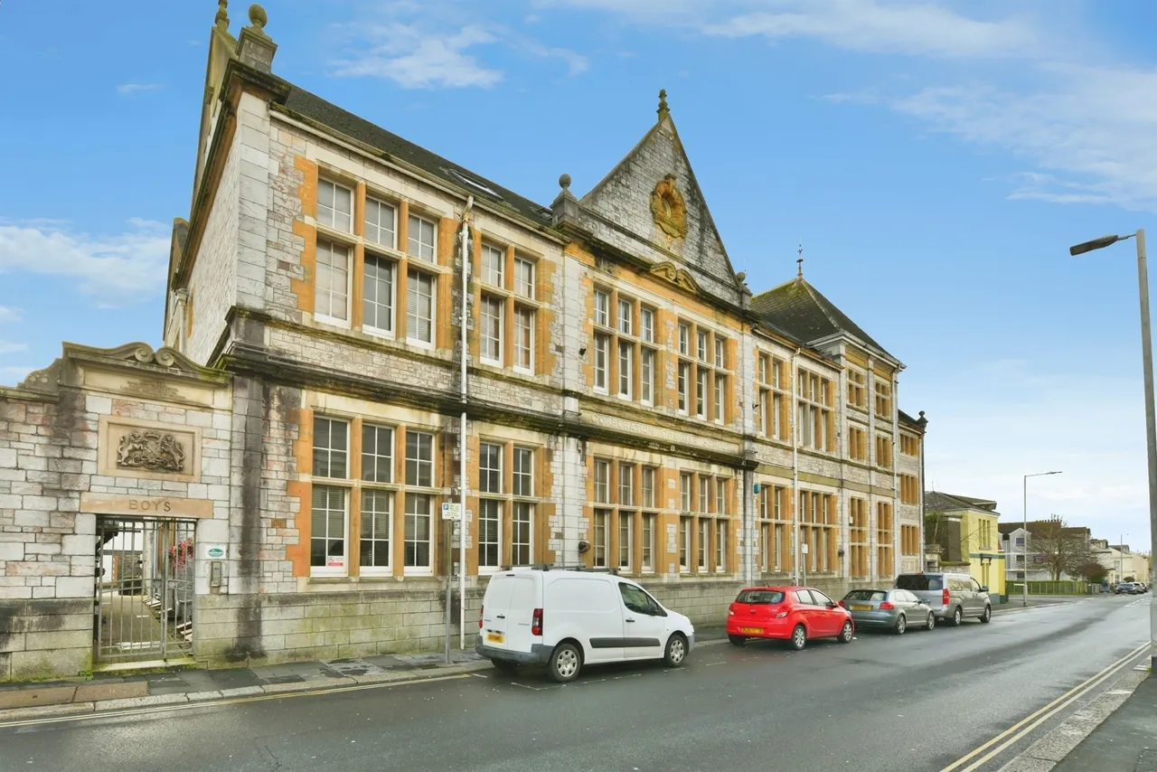 2 bed flat for sale — North Road West, Plymouth