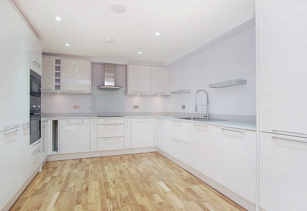 Queensmere Road, London, SW19, photo 2