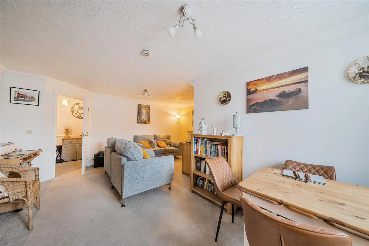 Station Road, Addlestone, KT15, photo 2