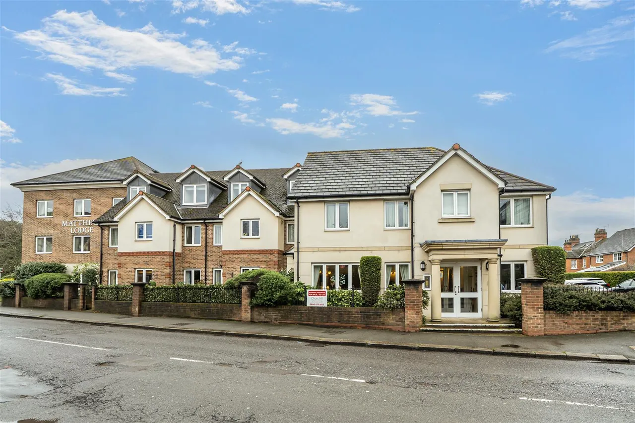 1 bed flat for sale, Station Road, Addlestone, KT15