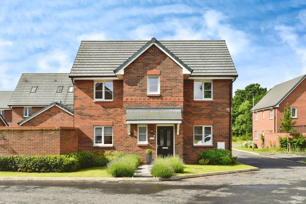 4 bed house for sale — Crowson Drive, Alsager, Stoke-on-Trent, ST7