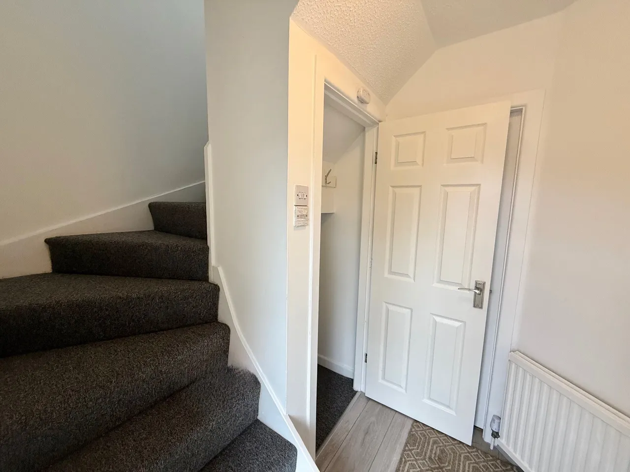 Larchwood Drive, Wilmslow, SK9, photo 2