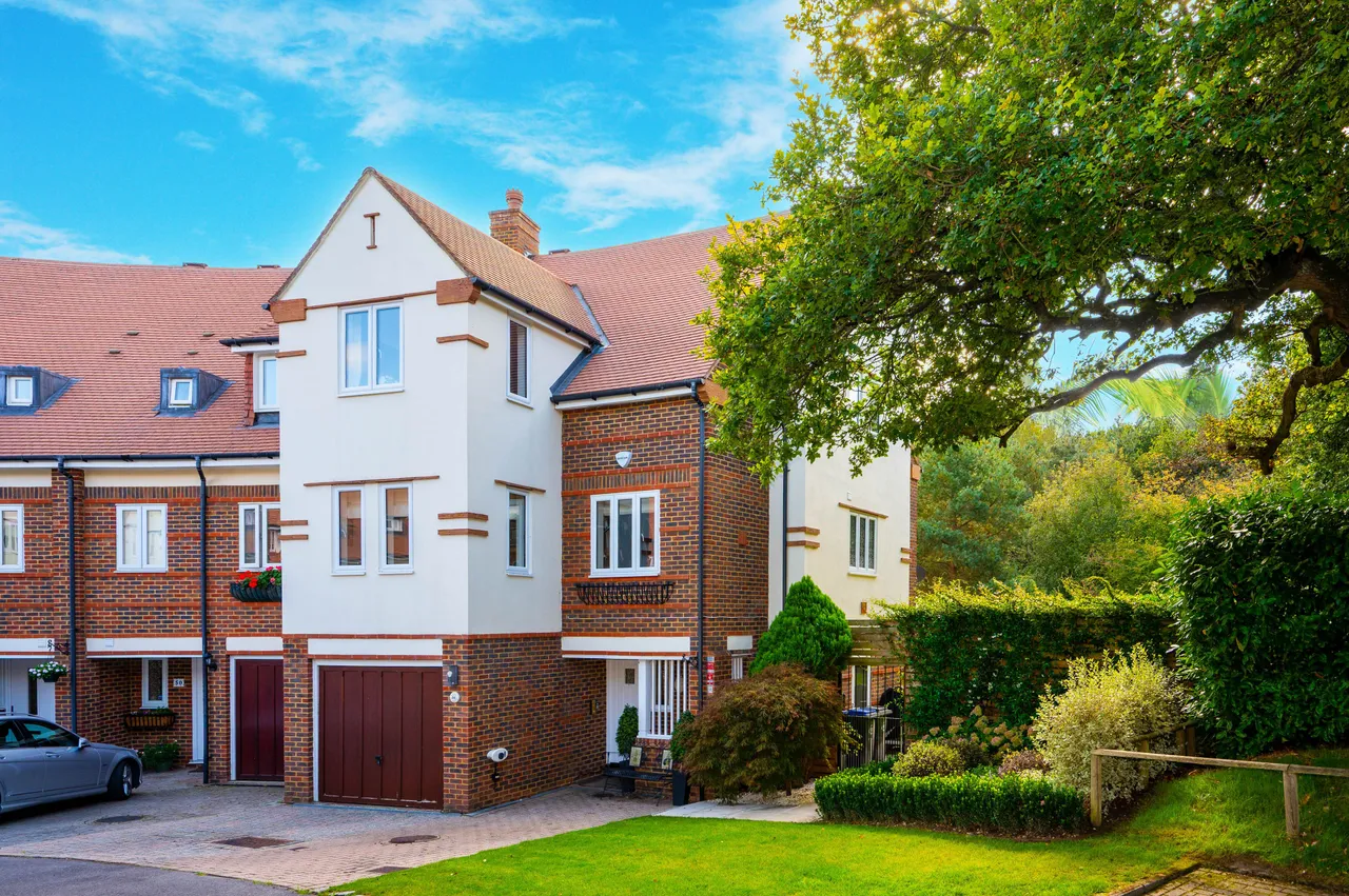 5 bed house for sale — 51 St Nicholas Crescent, Pyrford, Woking