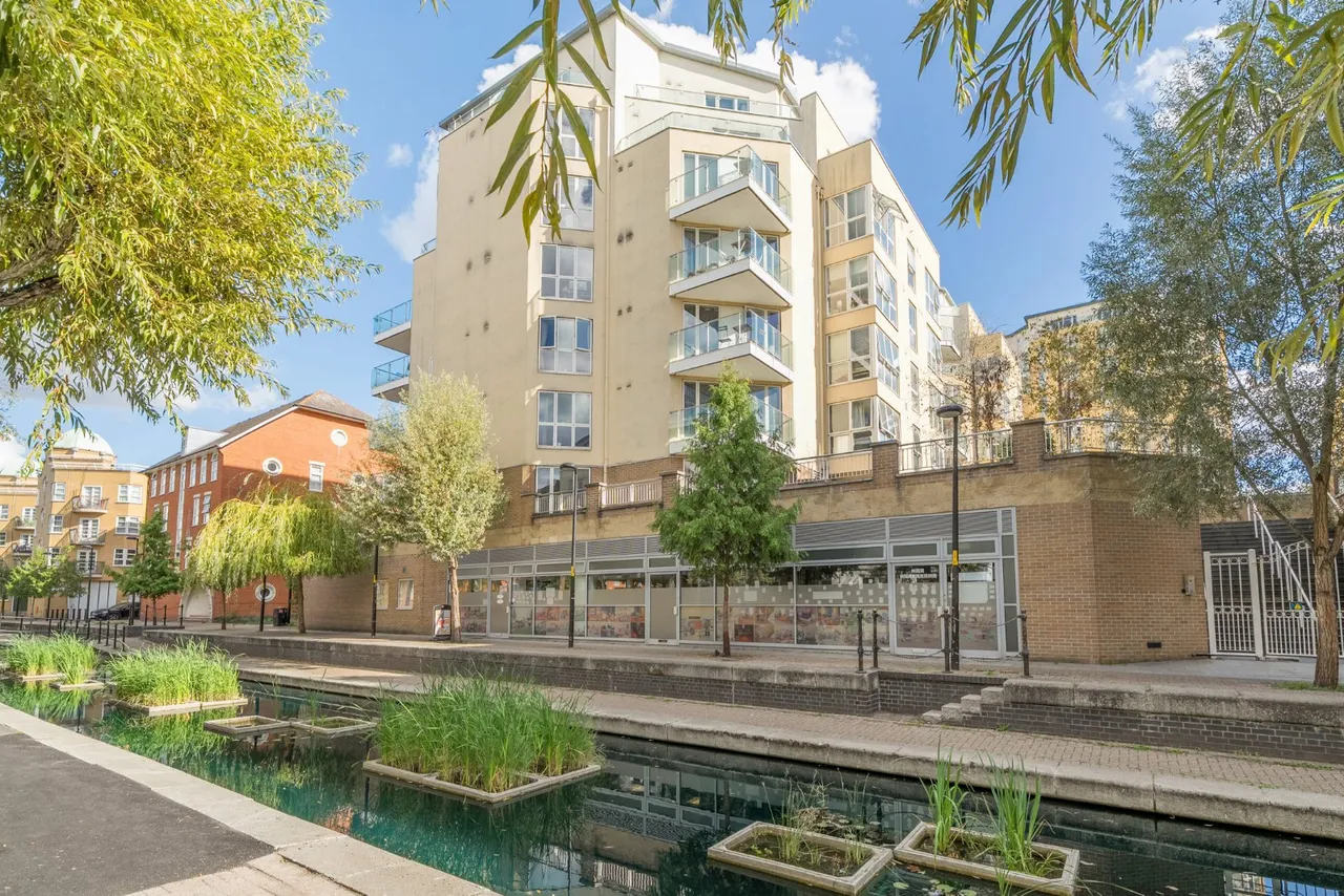2 bed flat for sale, Water Gardens Square, Canada Water, SE16