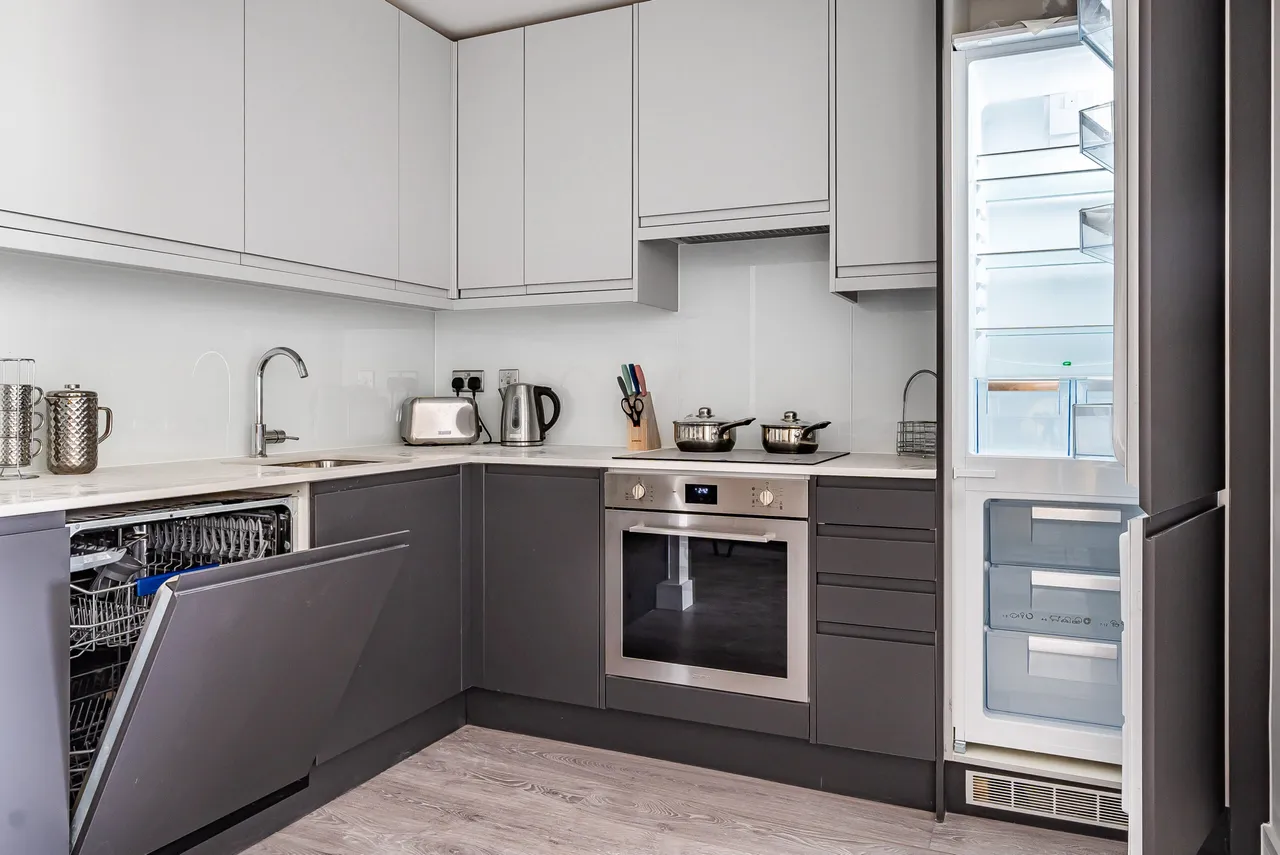 1 bed flat for sale, Station Road, Addlestone, KT15