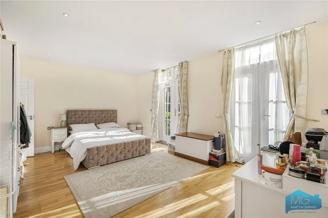 2 bed flat for sale, Royal Drive, Friern Barnet, N11