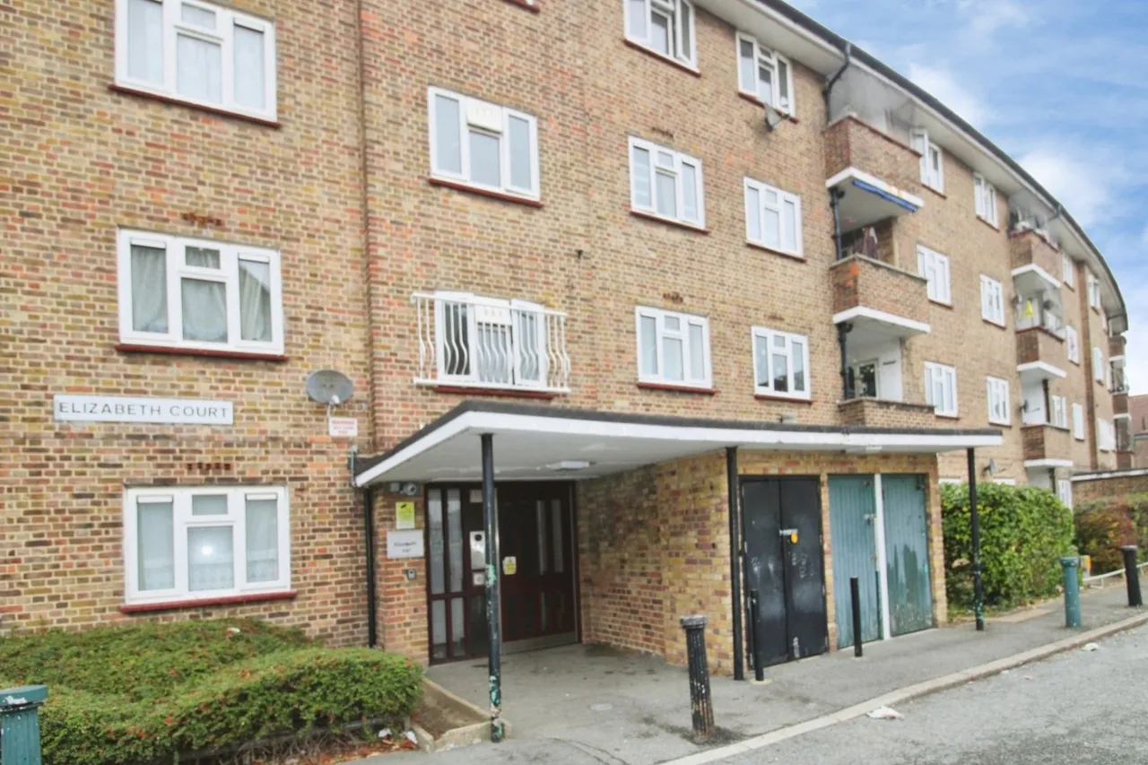 3 bed flat to rent, Valence Road, Erith, DA8
