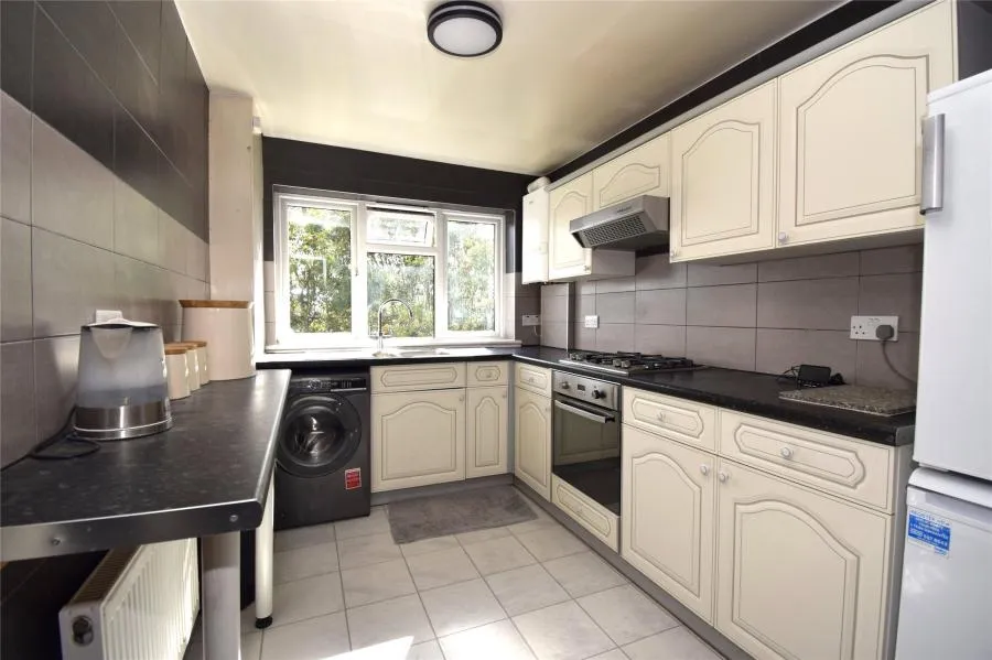 2 bed flat to rent, High Road, N20