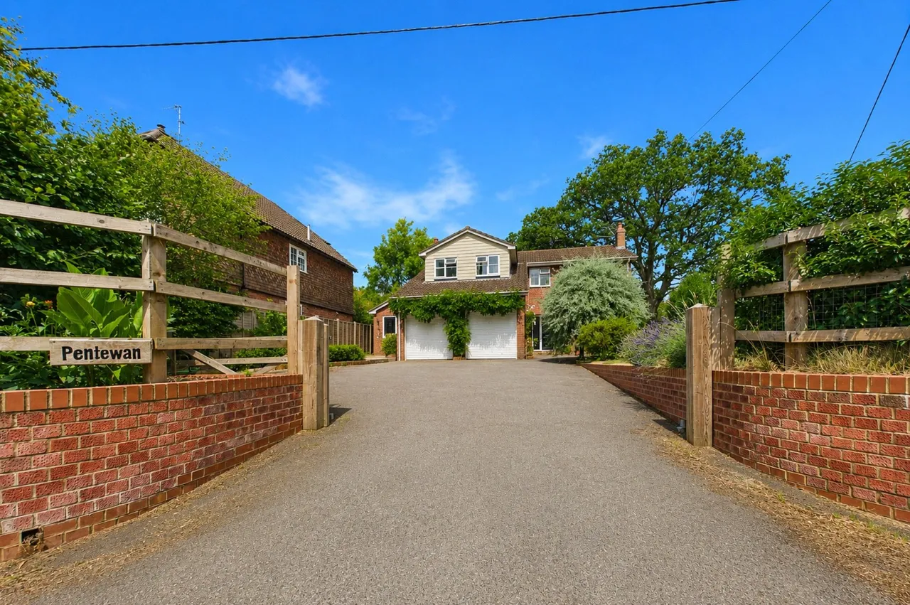 5 bed house to rent, Hollybush Lane, West Heath, RG26
