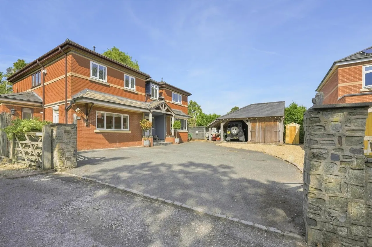 5 bed house for sale — Victoria Road, Macclesfield