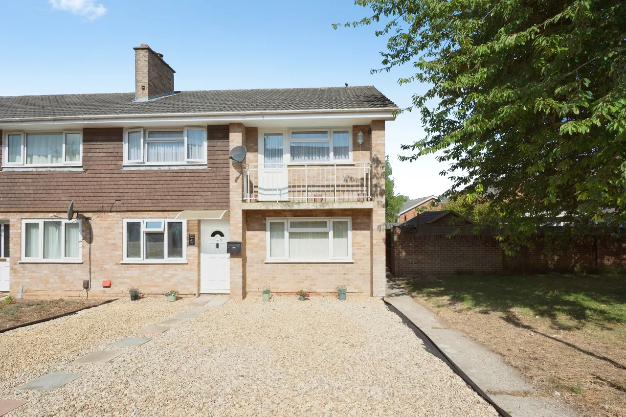 2 bed flat for sale, Grainger Close, Basingstoke, RG22