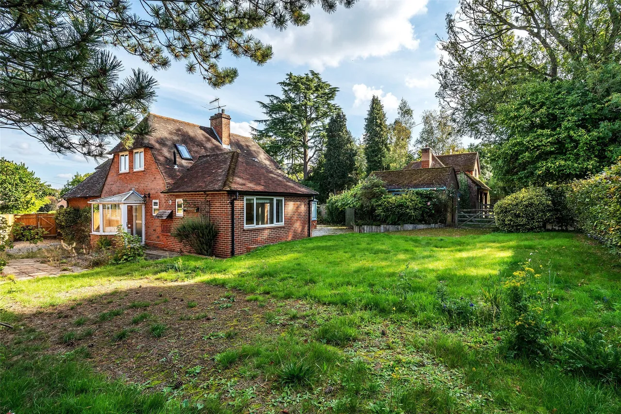 4 bed property for sale, The Paddock, Westcott, RH4