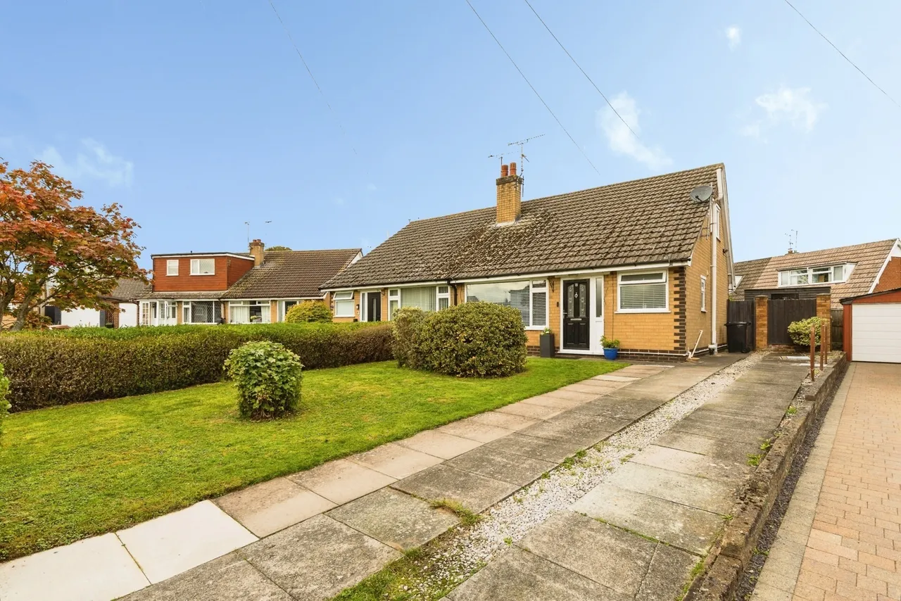 2 bed house for sale, Watson's Close, Broughton, CH4