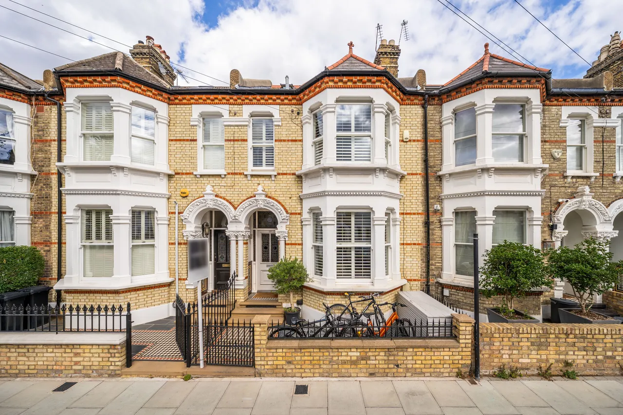 5 bed house for sale, Wroughton Road, London, SW11