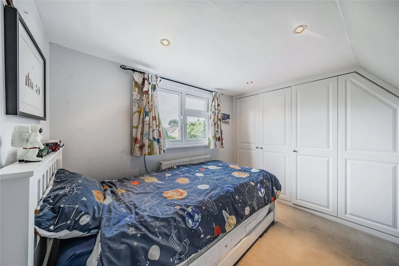 Crutchfield Lane, Walton-On-Thames, KT12, photo 9