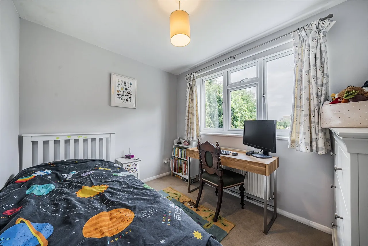 Crutchfield Lane, Walton-On-Thames, KT12, photo 7