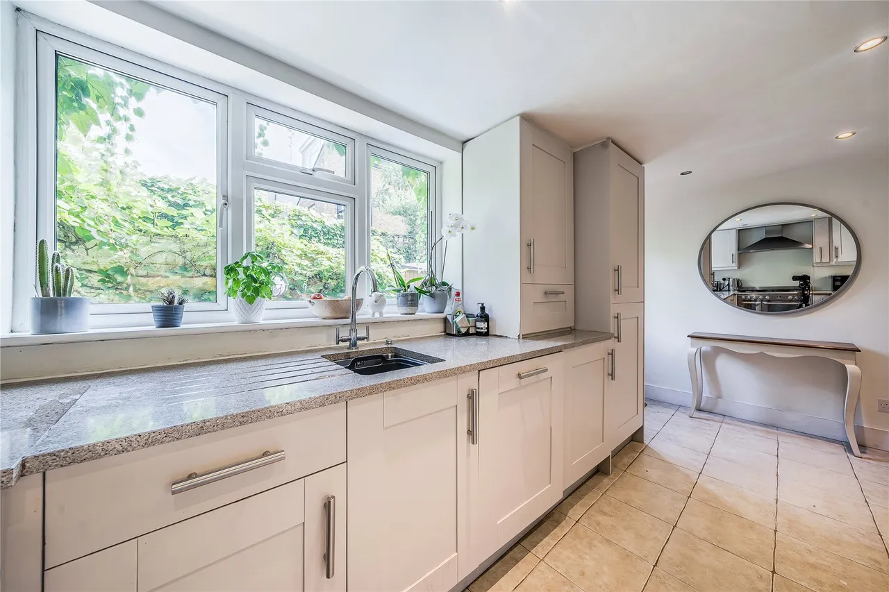 Crutchfield Lane, Walton-On-Thames, KT12, photo 17