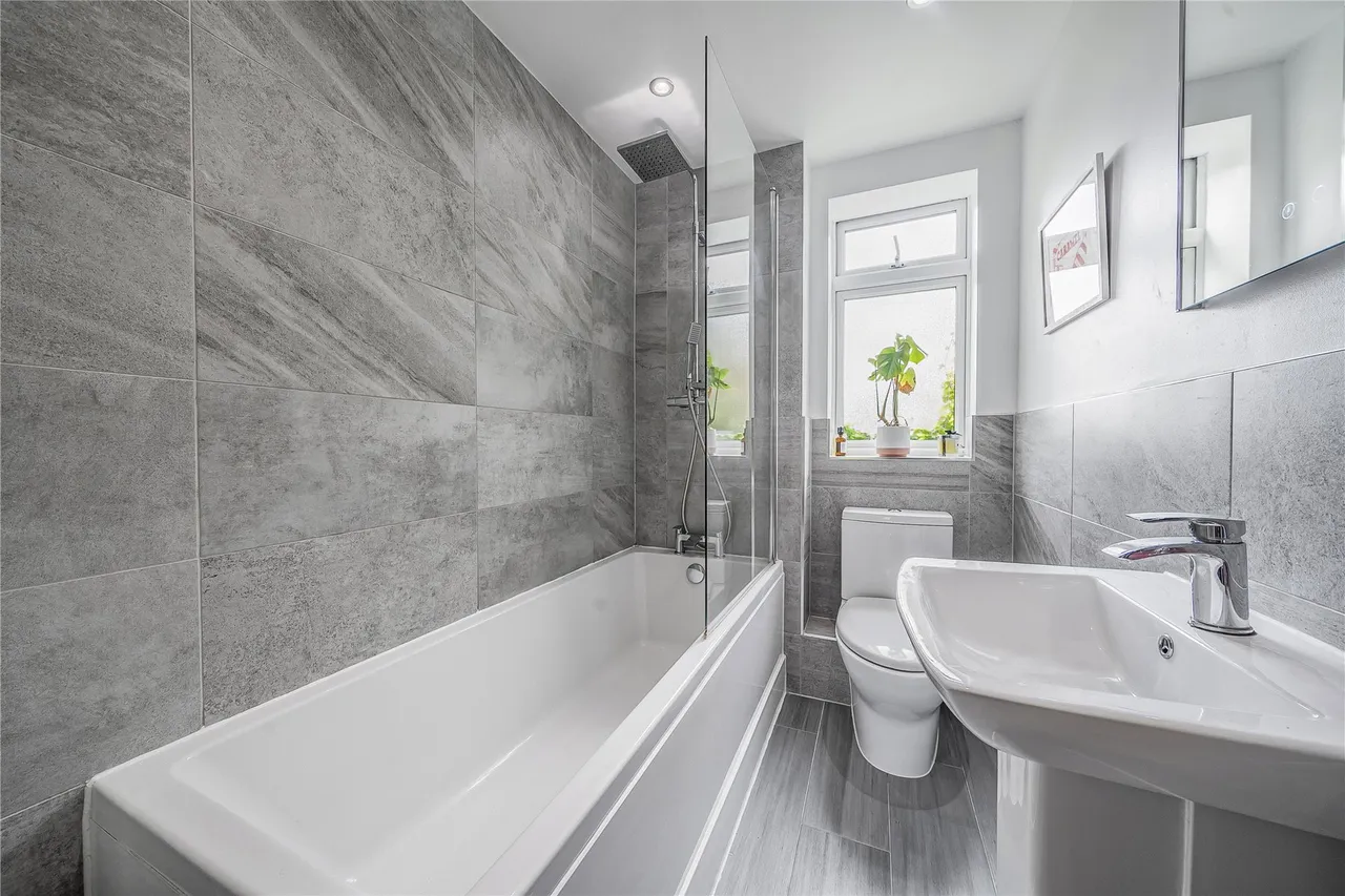 Crutchfield Lane, Walton-On-Thames, KT12, photo 6