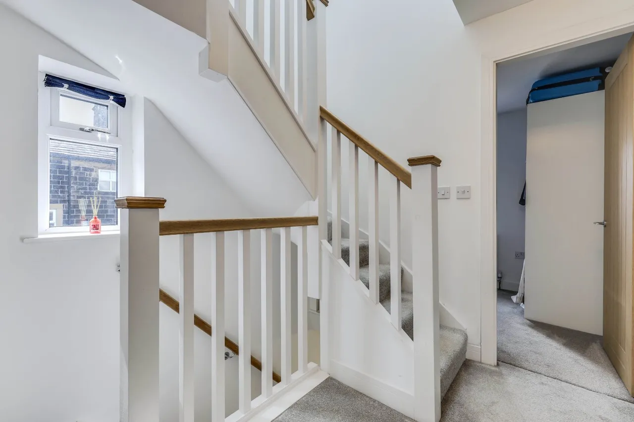 Harrogate Road, Rawdon, LS19, photo 12