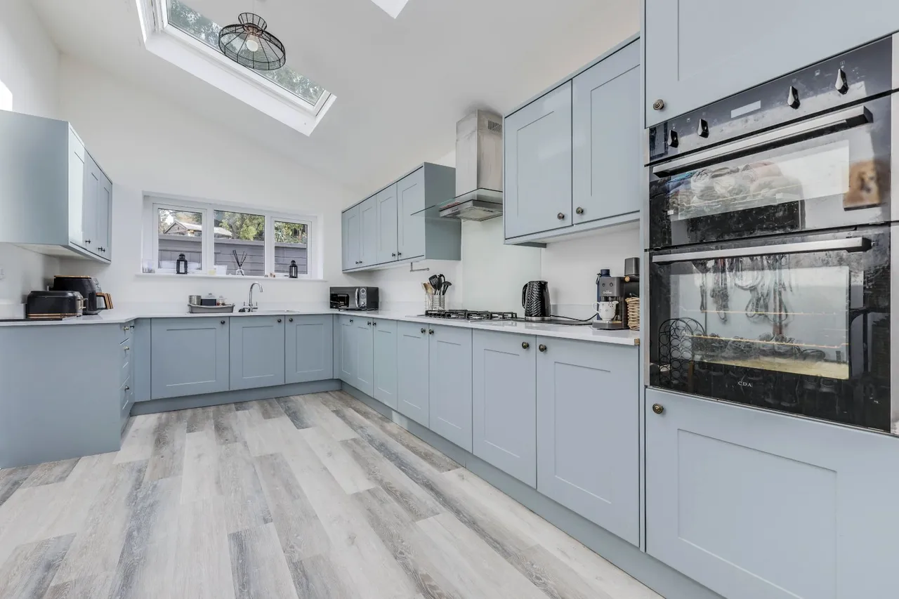 Harrogate Road, Rawdon, LS19, photo 2