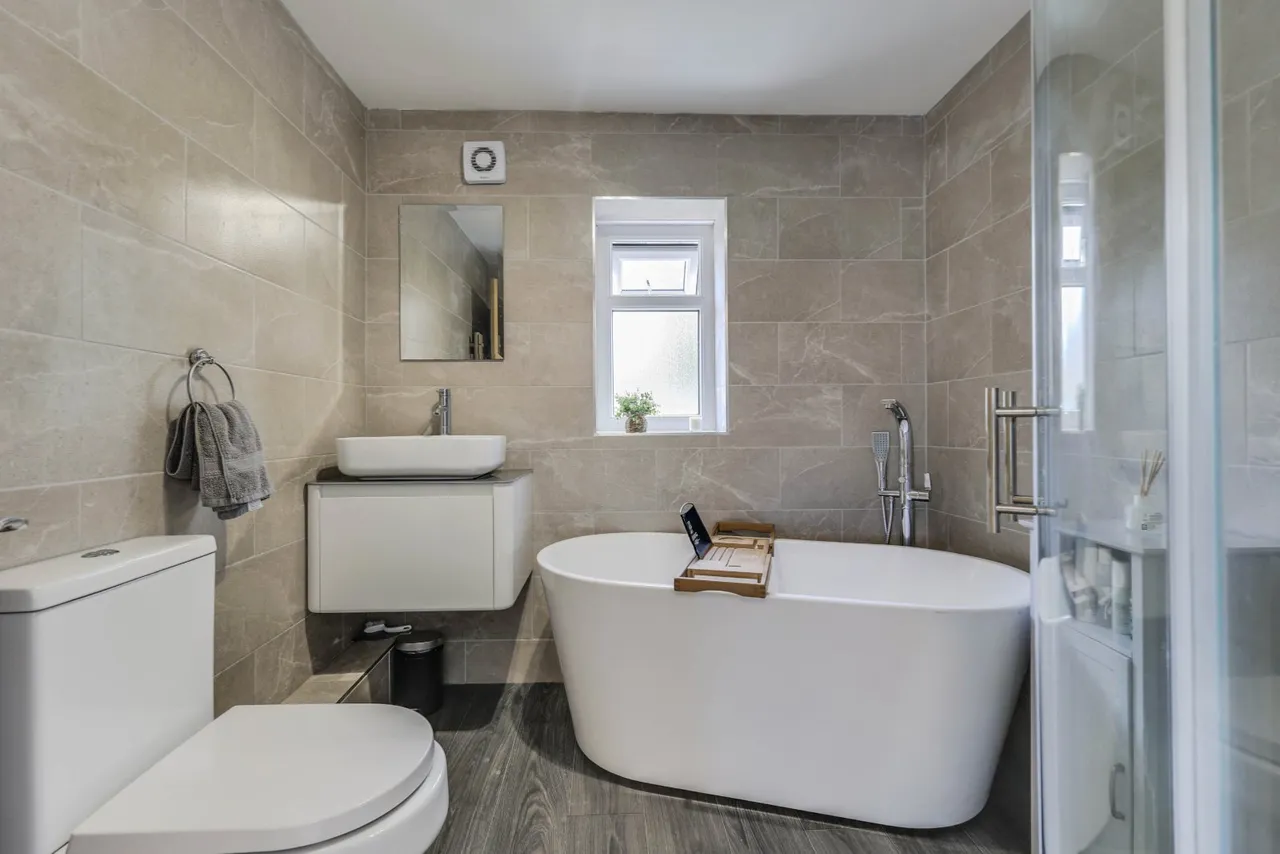 Harrogate Road, Rawdon, LS19, photo 11