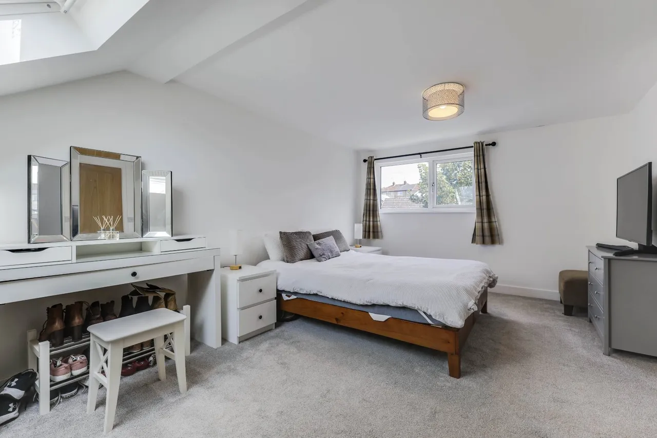 Harrogate Road, Rawdon, LS19, photo 13