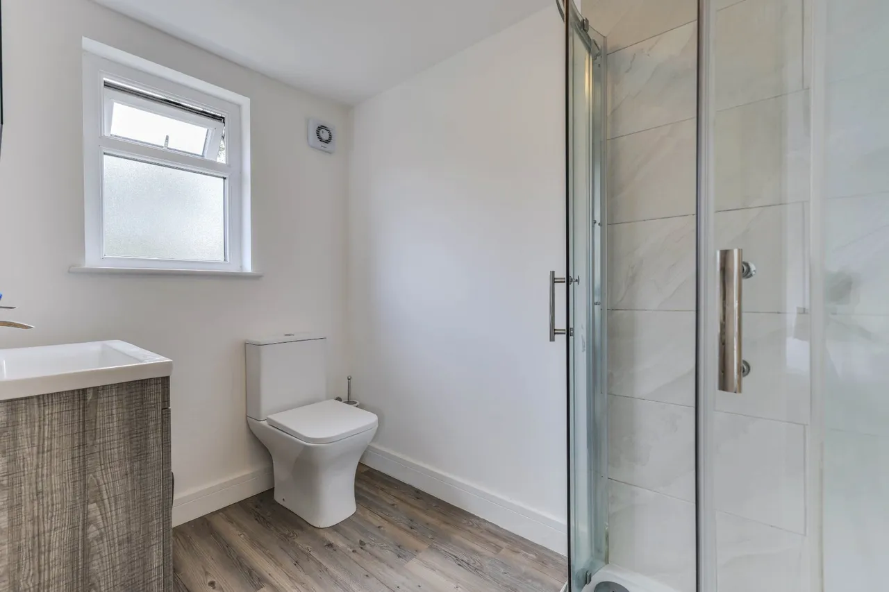 Harrogate Road, Rawdon, LS19, photo 16