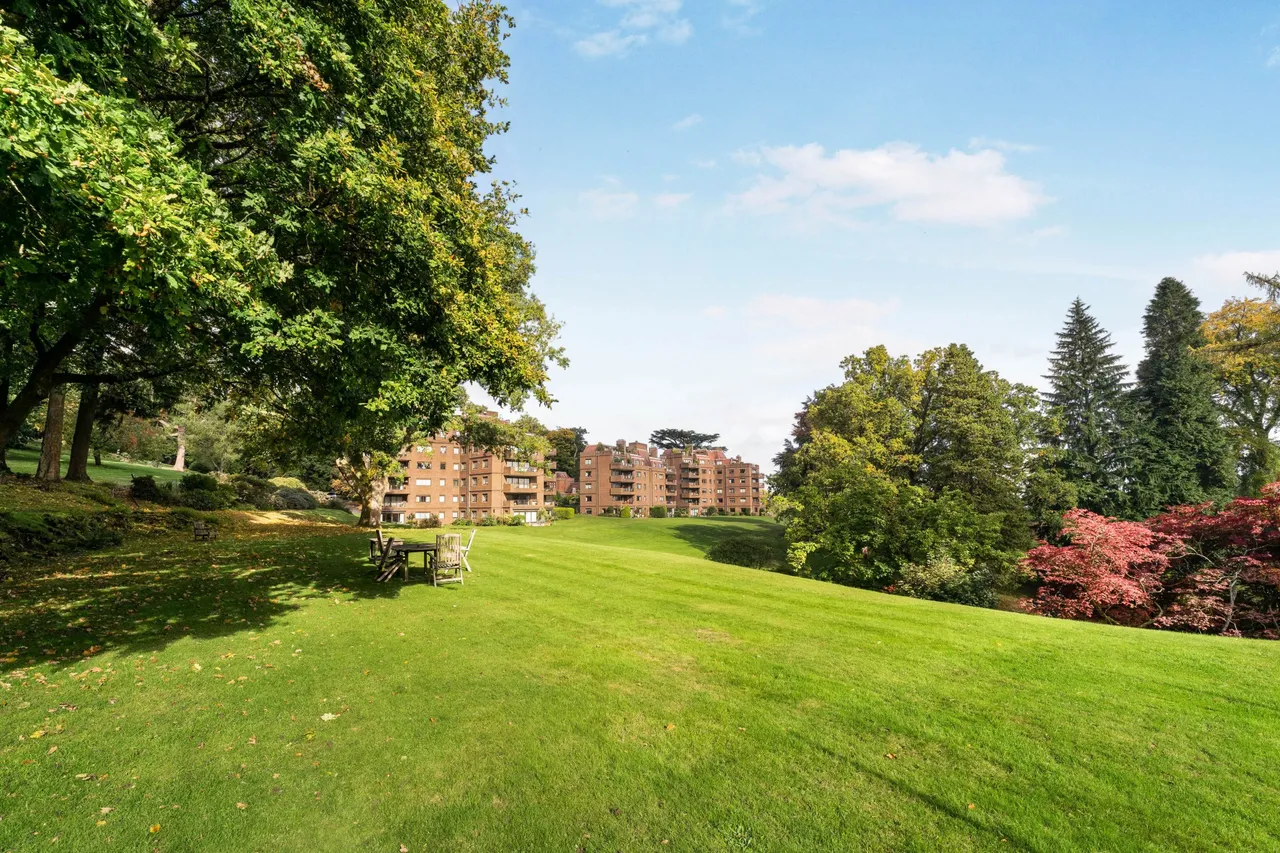2 bed flat for sale, Lythe Hill Park, Haslemere, GU27