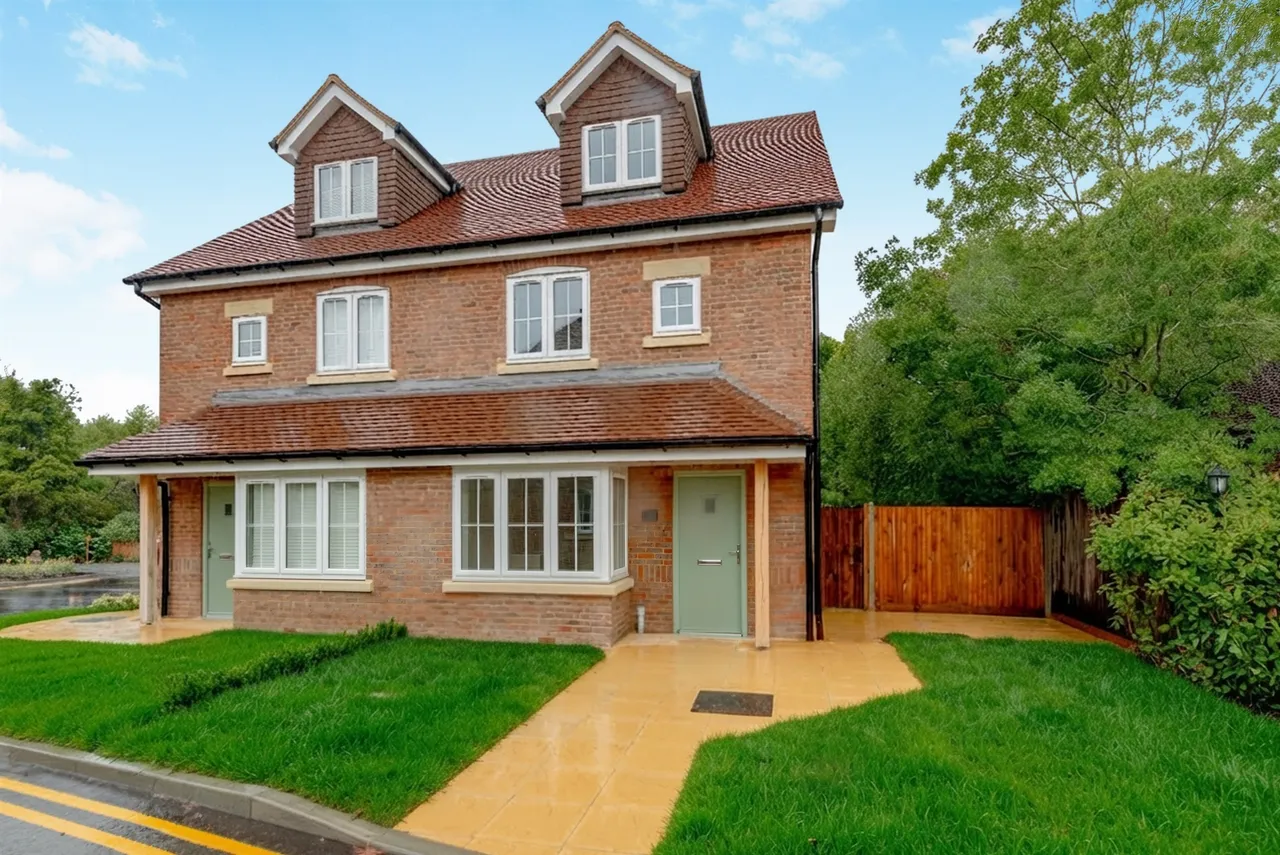 3 bed house for sale — Springfield Close, Salfords, Redhill