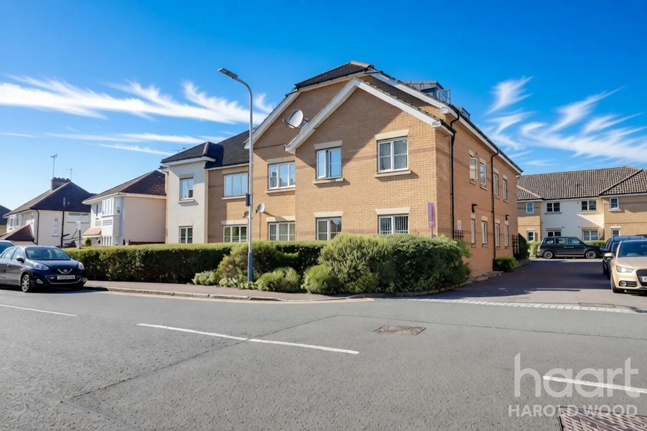2 bed flat for sale, Church Road, Harold Wood, RM3