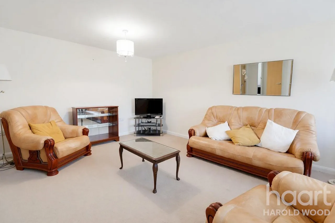 Church Road, Harold Wood, RM3, photo 2