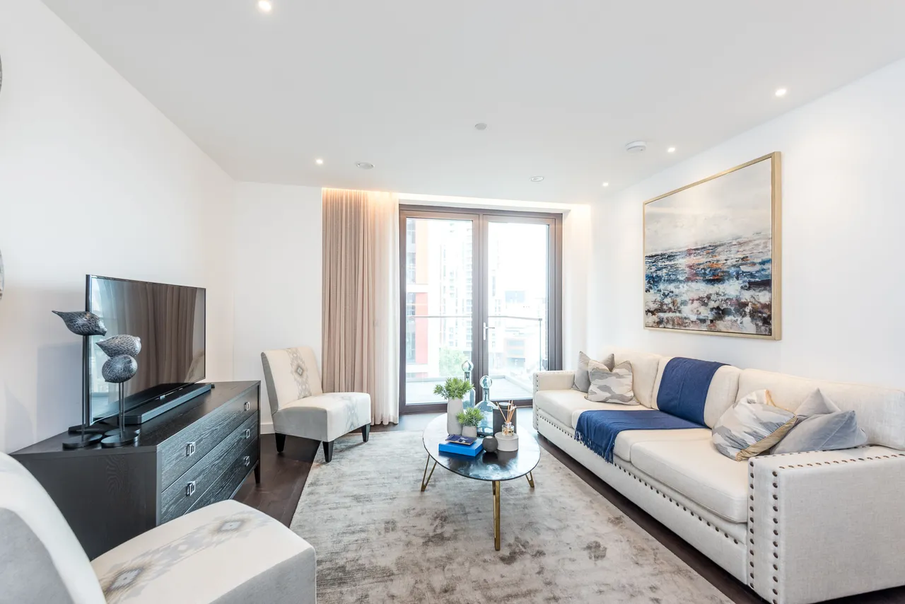 3 bed flat to rent — 32 Thornes House, Charles Clowes Walk, The Residence, 40-42 Ponton Road, London