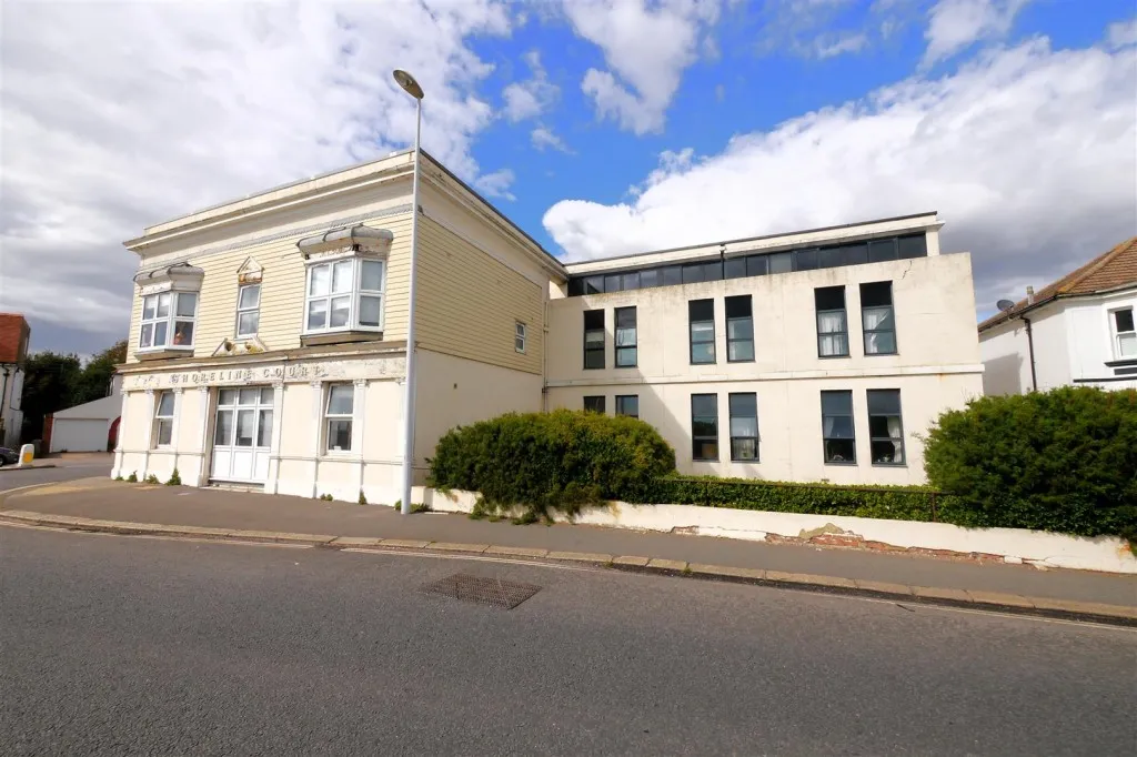 2 bed flat to rent, Ham Road, Worthing, BN11