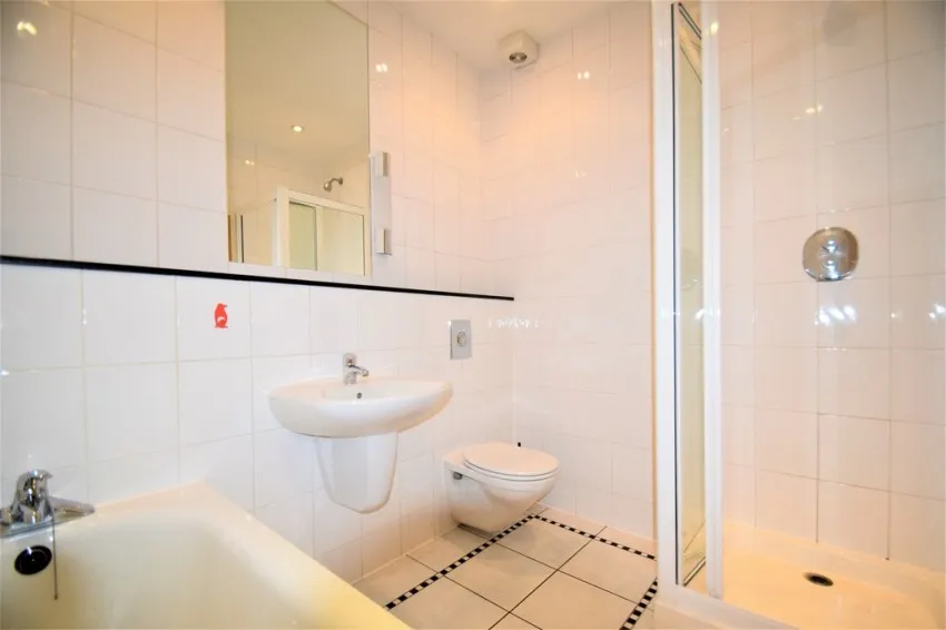 Chiswick High Road, W4, photo 6