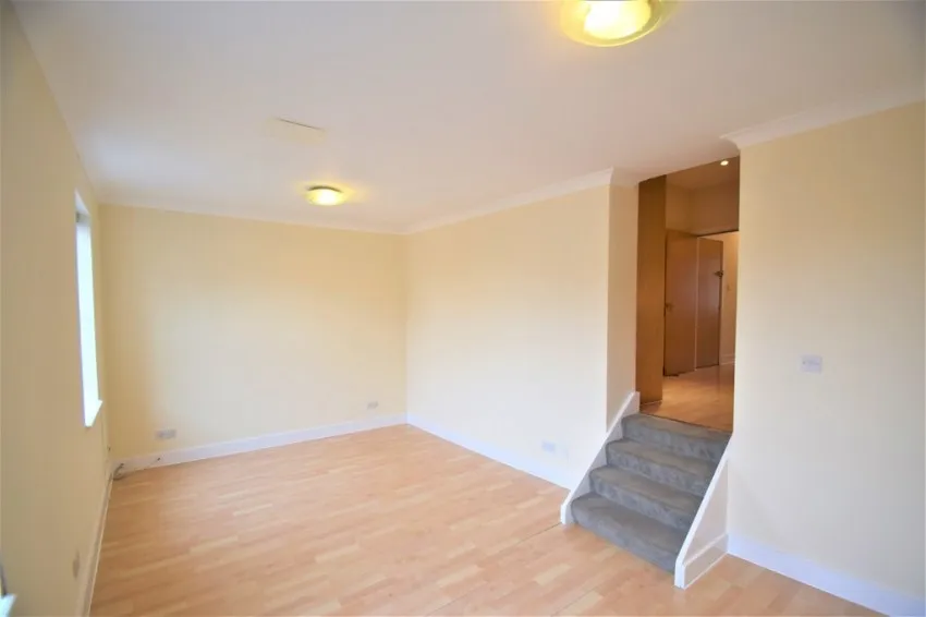 Chiswick High Road, W4, photo 4