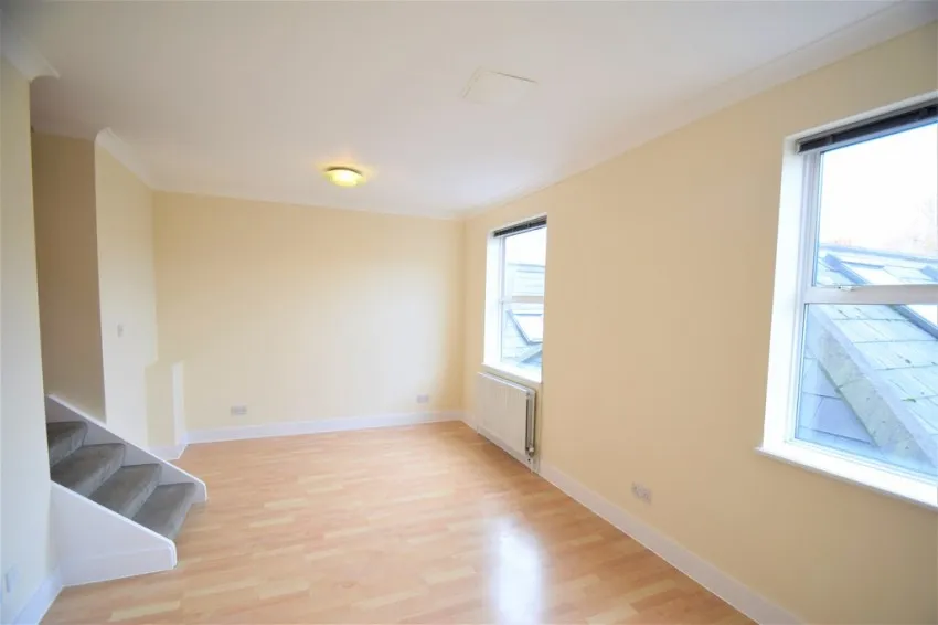 2 bed property to rent, Chiswick High Road, W4