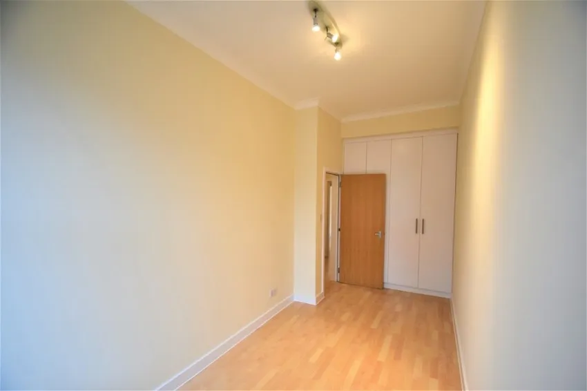 Chiswick High Road, W4, photo 7