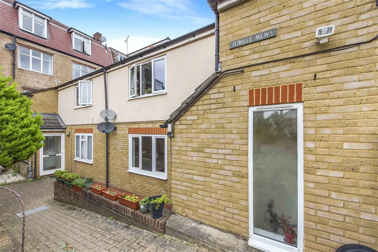 Jubilee Avenue, Twickenham, TW2, photo 8